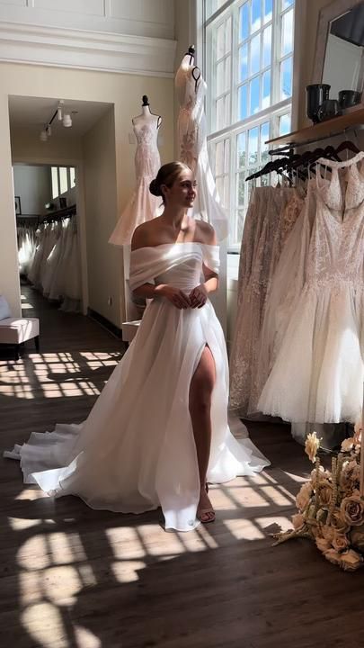 High Waist Wedding Dress, Waist Wedding Dress, Curvy Wedding, Dream Wedding Dress, Wedding Dress White, Wedding Dress Gallery, Dream Wedding Ideas Dresses, Luxe Wedding, Wedding Dress Accessories