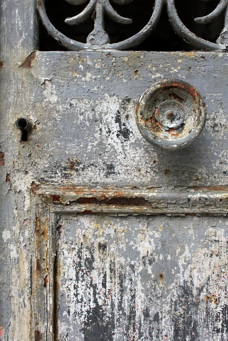 . Old Doors, Primitive Homes, Annie Sloan, Weathered Paint, Grey Home Decor, Distressed Furniture, Primitive Decorating Country, Paint Furniture, Country Primitive