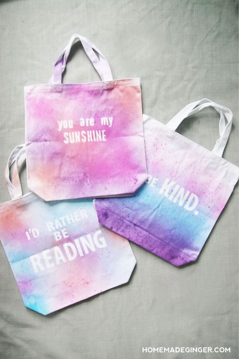 These tie dye sprayed canvas bags are super easy to make and can be personlized to say anything! Tie Dye Spray, Blank Tote Bag, Painted Canvas Bags, Canvas Bag Diy, Tie Dye Bags, Diy Leder, Canvas Bag Design, Tote Bag Canvas Design, Sac Diy
