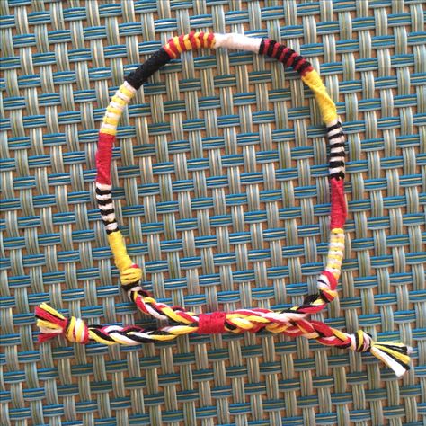 Embroidery floss square knot adjustable bracelet with Chinese ladder pattern Thread Bracket Patterns, Embroidery Designs Bracelets, Embroidery Thread Friendship Bracelets, Square Bracelet Pattern, Chinese Ladder Bracelet, Chinese Staircase Bracelet Tutorial, Thread Bracelet Ideas, Thread Bracelets Tutorial, Embroidery String Bracelets