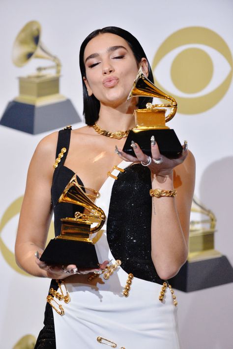 LOS ANGELES, CALIFORNIA - FEBRUARY 10: Dua Lipa attends the 61st Annual GRAMMY Awards - Press Room at Staples Center on February 10, 2019 in Los Angeles, California. (Photo by Jerod Harris/FilmMagic) Grammy Award Aesthetic, Award Photoshoot, Awards Aesthetic, Dua Lipa Grammy, Dua Lipa Grammys, Dua Lipa Style, Trace Cyrus, Noah Cyrus, Grammy Award