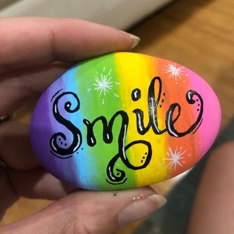 Rainbows Painted On Rocks, Heart Shaped Painted Rocks Ideas, Painted Rock Rainbow, Rock Painting Ideas Rainbow, Chakra Painted Rocks, Painted Garden Rocks Ideas, Easy Painting Rocks Ideas, Kindness Rock Garden Ideas, Kindness Rock Garden Sign