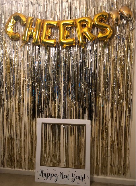 New Years Black Tie Party, New Year Bachelorette Party, New Years Party Decoration, Black And Gold Nye Decor, New Year Theme Party Ideas Black Gold, New Year Photo Backdrop, New Years Eve Bar Ideas, Simple New Year Decorations At Home, White Black Gold Party Decor