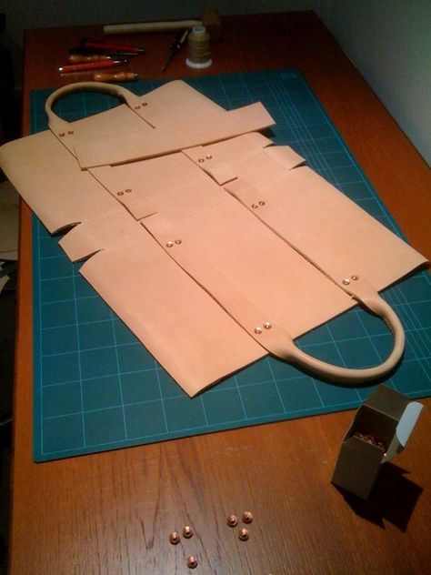 Naha, Bag Construction, Sac En Cuir Diy, Sac Diy, Diy Sac, Vintage Leather Handbag, Leather Bag Pattern, Diy Leather Bag, Sewing Leather