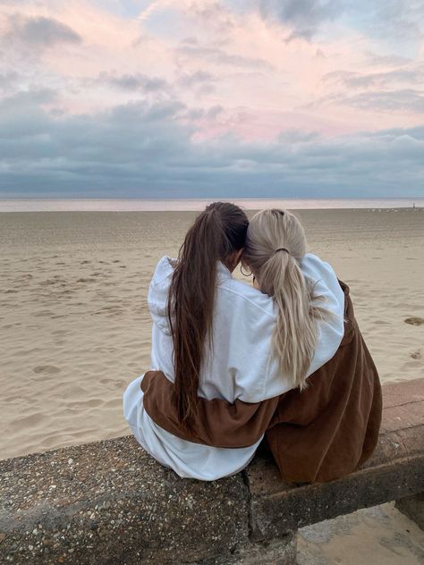 Blonde And Brunette Best Friends, Vision Board Pics, Friendship Photos, Vision Board Images, Vision Board Photos, Vision Board Pictures, Girl Friendship, Life Vision Board, Female Friendship