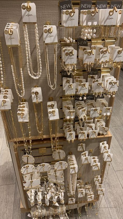 Jewellery Store Aesthetic, Boutique Jewelry Display, Beauty Shop Decor, Jewelry Store Displays, Store Shelves Design, Aesthetic Jewellery, Retail Store Interior Design, Jewerly Displays, Jewelry Store Design