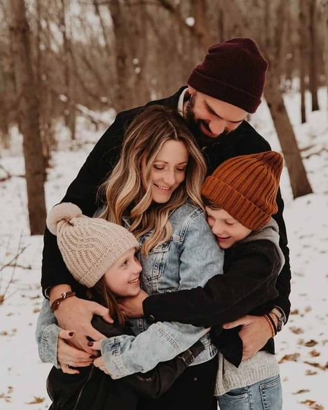 Outdoor Family Photo Ideas, Winter Family Photoshoot, Outdoor Family Photo, Winter Family Pictures, Outdoor Family Photoshoot, Christmas Family Photoshoot, Big Family Photos, Winter Family Photos, Cute Family Photos