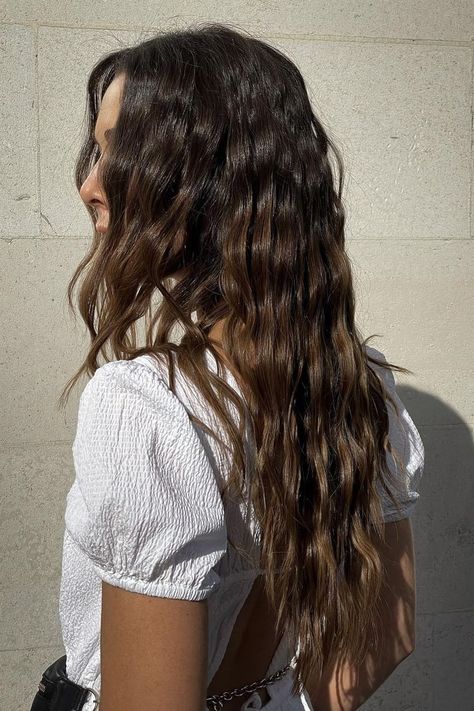 The Mermaid-Waves Hairstyle Trend For Summer 2021 Mermaid Hair Waves, Hair Crimping, Wavy Beach Hair, Natural Waves Hair, Long Hair Waves, Mermaid Waves, Beach Wave Hair, Crimped Hair, Hot Hair Styles