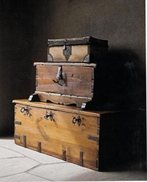 Old Wooden Boxes, Wooden Trunks, Old Trunks, Colonial Furniture, Antique Trunk, Trunks And Chests, Old Suitcases, Vintage Trunks, Vintage Suitcases
