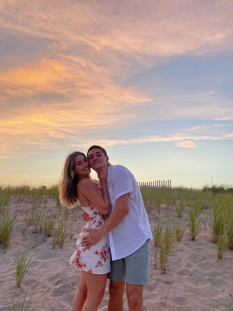 Poses With Boyfriend Beach, Beach Poses For Couples Aesthetic, Florida With Boyfriend, Beach Pictures Boyfriend, Beach Trip With Boyfriend, Couple Poses At Beach, Beach Photos With Boyfriend, Beach Boyfriend Aesthetic, Sunset Pictures With Boyfriend