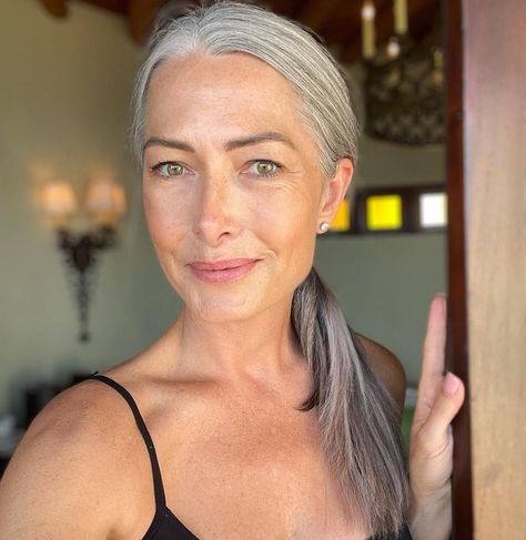 Embracing Gray Hair, Luisa Dunn, Grey Hair Journey, Black Hair Cuts, Silver Haired Beauties, Gray Hair Beauty, Old A, Copper Hair Color, Natural Gray Hair