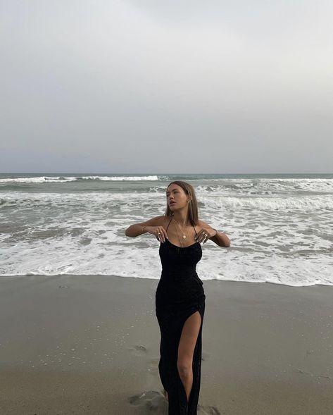 Beach Dress Photoshoot, Beach Instagram Pictures, Beach Outfit Women, Shotting Photo, Beach Fits, Beach Pictures Poses, Poses Photo, Black Dress Outfits, Long Bodycon Dress