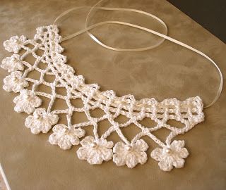 I would like to turn this idea into some wedding gloves for a friend. This is soooo cute. Írska Čipka, Col Crochet, Háčkovaná Čipka, Crochet Lace Collar, Crochet Necklace Pattern, Crochet Jewlery, Crochet Jewelry Patterns, Crochet Lace Edging, Crochet Collar