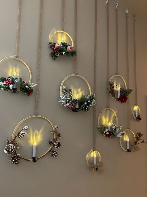 Natal, Christmas Wall Decor Diy, Diy Christmas Wall, Easy Ornaments, Diy Christmas Garland, Clear Ornaments, Mercury Glass Ornaments, Mini Wreaths, Floral Picks