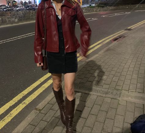 Outfit Ideas Red Jacket, Dark Red Leather Jacket Aesthetic, Red Jacket Outfit Women, Maroon Red Outfit, Cherry Red Autumn Outfits, Burgundy Red Outfit, Outfits With Red Leather Jacket, Dark Red Leather Jacket Outfit, Dark Red Jacket Outfit