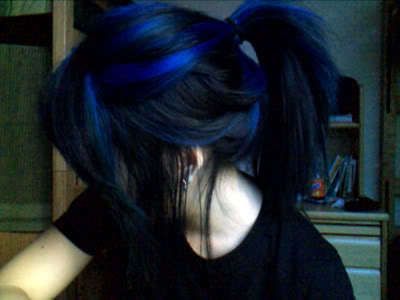 Blue hair - streaks of blue in black hair make the colour more interesting... Blue Hair Streaks, Stil Emo, Kadeřnické Trendy, Dyed Hair Inspiration, Hair Streaks, Pretty Hair Color, Hair Stylies, Hair Dye Colors, Dye My Hair