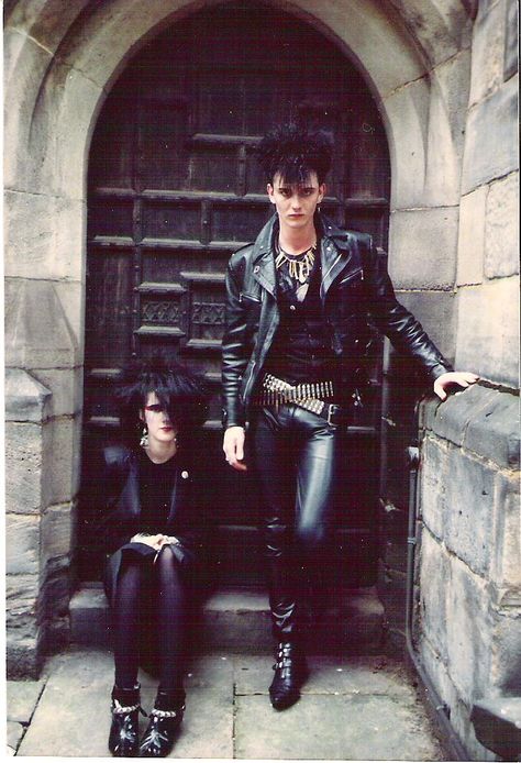 First Generation Goth Goth Fashion Men, Deathrock Fashion, Fashion History Timeline, Estilo Punk Rock, 80s Goth, Estilo Dark, Trad Goth, 80s Punk, Dark Wave