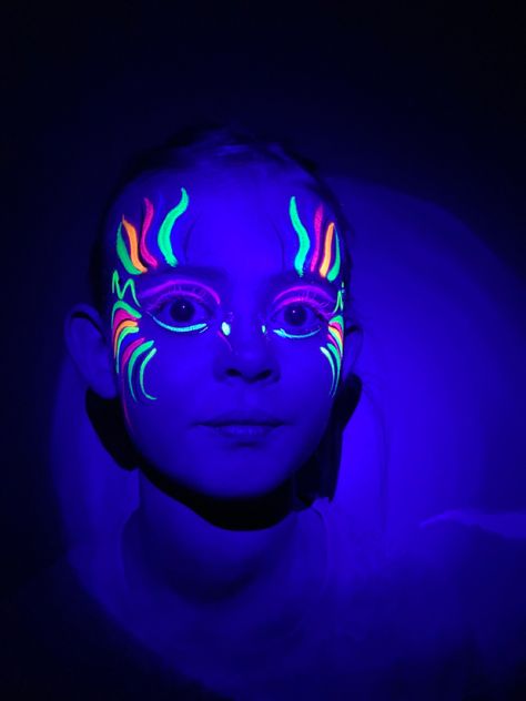 Glow In Dark Body Painting, Glow Paint Body Designs, Glow In Dark Face Paint, Glow In Dark Makeup Ideas, Glow In Dark Face Paint Ideas, Neon Party Face Paint, Easy Neon Face Paint Ideas, Black Light Face Paint Ideas, Glow Party Face Paint