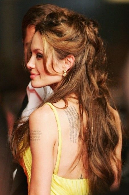 Angelina Jolie Hairstyles: Half Up Half Down Hairstyle for Long Hair Angelina Jolie Hair, Down Hairstyles For Long Hair, Wedge Hairstyles, Angelina Jolie Photos, Asymmetrical Hairstyles, Shoulder Hair, Funky Hairstyles, Fringe Hairstyles, 짧은 머리