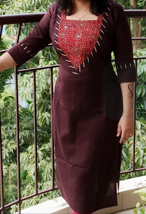 collar neck design for kurti #frontkurtineckdesigns #designforkurtineck #kurtinecklinedesigns #chudidharneckdesigns #clothesneckdesign #longgownneckdesign Make a fashion statement with a distinct and eye-catching neck design for your kurti. Kurtha Designs Latest For Women, Kurthi Models Latest Neck, Patch Work Kurti Design, Blauj Dizain, Collar Neck Design, Neck Design For Kurti, Plain Kurti Designs, Design For Kurti, Kurtha Designs