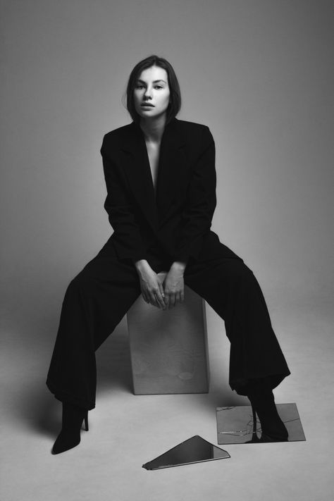 Pantsuit Photoshoot Women, Formal Shoot Ideas For Women, Formal Suit Photoshoot Women, Formal Wear Photoshoot Women, Formal Pose For Woman, Women Suits Photoshoot, Pantsuit Photoshoot Ideas, Black Suit Women Photoshoot, Suit Woman Photoshoot