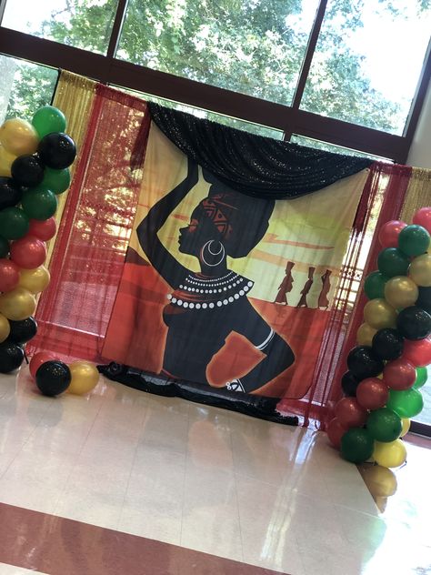 African Themed Backdrop, Sweet 16 African Theme, African Event Decor Ideas, African Themed Birthday Party, Africa Themed Party, Nigerian Party Decorations, African Decorations Party, African Theme Party Decorations, African Centerpieces Ideas