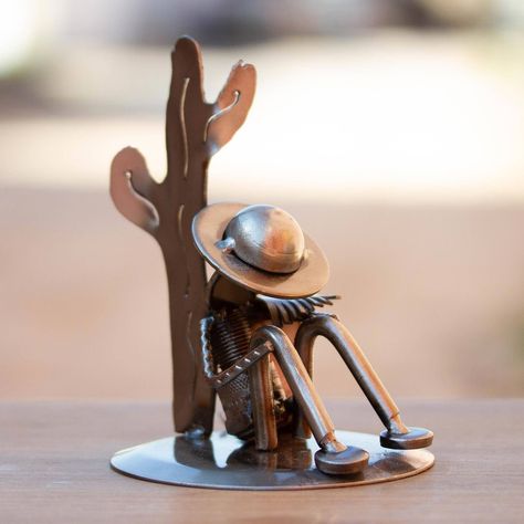 After a hike across desert landscapes, a man relaxes in the scant shade of a saguaro cactus in this whimsical sculpture. Armando Ramírez crafts the image from an amazing assortment of recycled metal and automobile parts. Metal Yard Art, Metal Welding, Upcycling, Cool Welding Projects, Metal Welding Art, Scrap Recycling, Welding Crafts, Welding Art Projects, Diy Welding