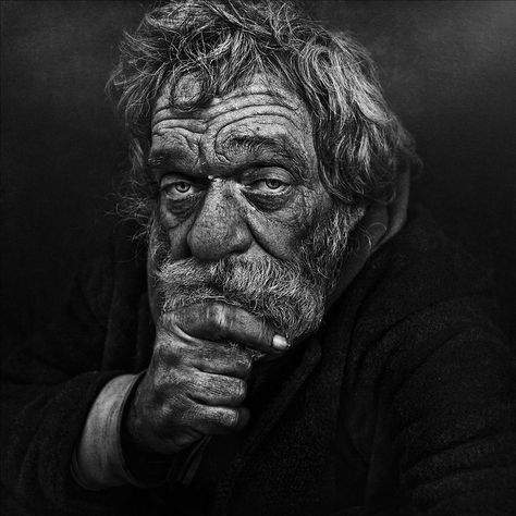Haunting Black and White Portraits of Homeless People by Lee Jeffries City Photography, Black And White People, Black And White City, Old Faces, Face Wrinkles, Homeless People, Black And White Portraits, Human Face, Lee Jeffries