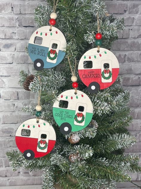 Natal, Diy Camping Ornaments, Christmas Camper Painting, Wood Carved Ornaments Christmas Decorations, Small Wood Ornaments, Easy Wood Christmas Ornaments, Camper Christmas Ornaments, Christmas Toys Handmade, Camping Christmas Ornaments