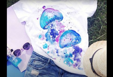 Upcycling, Watercolor Shirt Design, Watercolor T Shirt, Fabric Paint Tshirt Ideas, Painting T Shirts Ideas, Painted Tshirts Diy Ideas, Painted T Shirts Diy, Diy T Shirt Ideas Paint, Painted Shirt Ideas