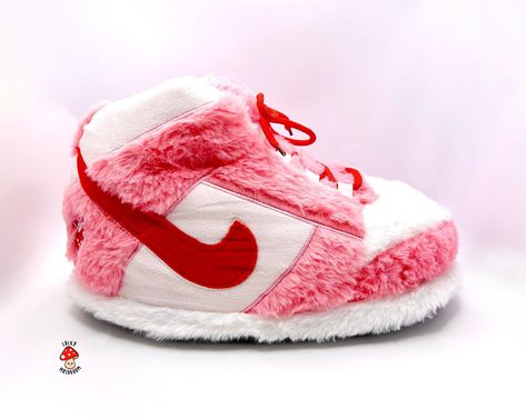 Nike Rosa, Novelty Slippers, Slipper Design, Teen Stores, Nike Slippers, Hairstyle Examples, Fluffy Shoes, Crocodile Stitch, All Nike Shoes