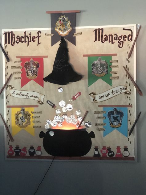 Harry Potter Class Decorations, Harry Potter Boards Bulletin, Classroom Harry Potter Theme, Hogwarts Classroom Decor, Harry Potter Display Ideas, Harry Potter Library Ideas, Magic Bulletin Board, Harry Potter Bulletin Board Ideas, Harry Potter Classroom Door