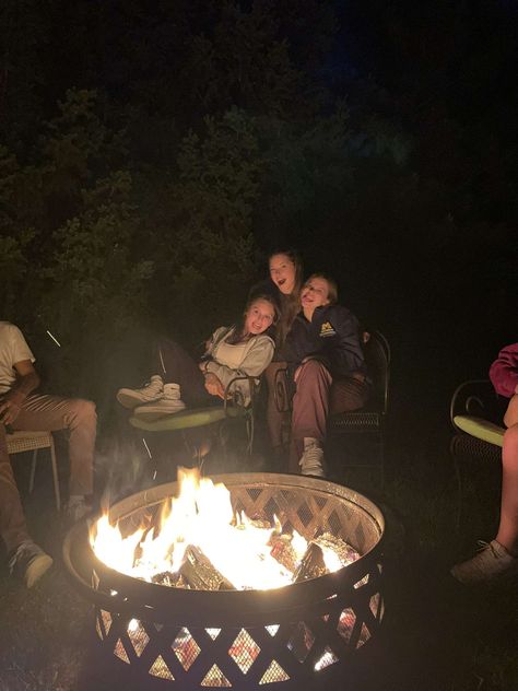 Friends Sitting Around A Fire, Forest Campfire Aesthetic, Aesthetic Bonfire Pictures, Campfire Pictures Friends, Camping Best Friends, Friends Around A Campfire, Party In Woods Aesthetic, Bonfire Picture Ideas, Fire Pit With Friends