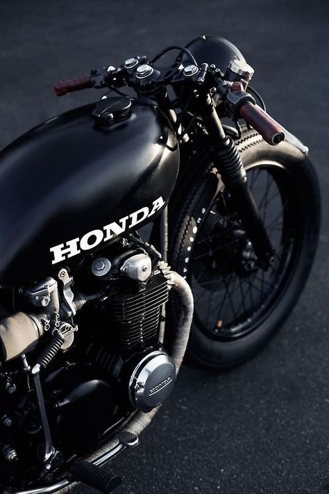 Photo Cb550 Cafe Racer, Estilo Cafe Racer, Cb 750 Cafe Racer, Honda Motorbikes, Soichiro Honda, Black Honda, Cafe Racer Moto, Мотоциклы Cafe Racers, Cafe Racer Honda