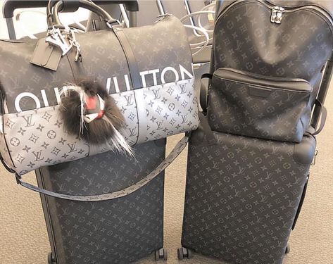 LV Luggage Louis Vuitton Luggage Set, Chanel Luggage, Luxury Luggage Sets, Lv Luggage, Sac Louis Vuitton, Luxury Luggage, Stylish Luggage, Cute Luggage, Louis Vuitton Luggage