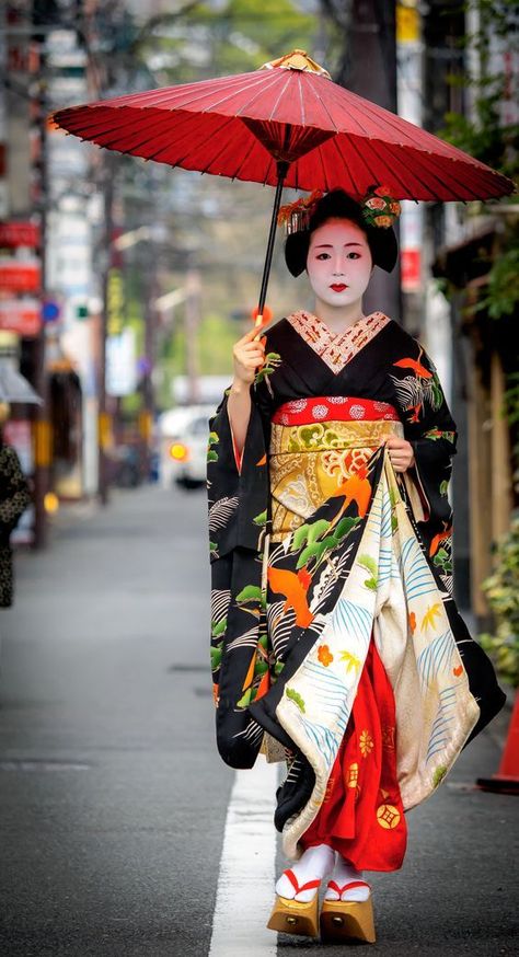 Traditional Peruvian Dress, Romanian Clothing, Moda Kimono, Japanese Costume, Kimono Japan, Mode Kimono, Mexican Outfit, Traditional Kimono, Geisha Girl