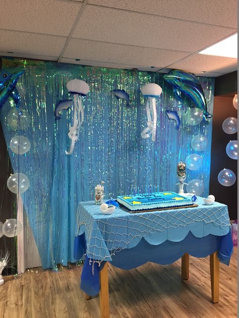 Jelly Fish Balloon, 4 Elements Theme Party, Under The Sea Backdrop Diy, Ocean Photo Backdrop, Under The Sea Birthday Backdrop, Aquarium Party Ideas, Under The Sea Backdrop Ideas, Dolphin Party Ideas, Dolphin Balloons