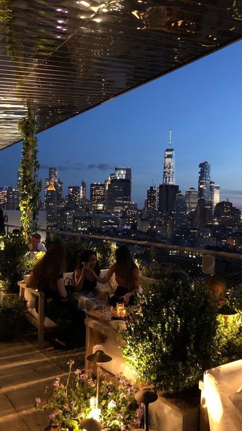 Nyc Childhood, New York Rooftop, Fashion Journalist, Rooftop Bars Nyc, City Life Aesthetic, New York Bucket List, San Myshuno, Rooftop Dining, New York Bar