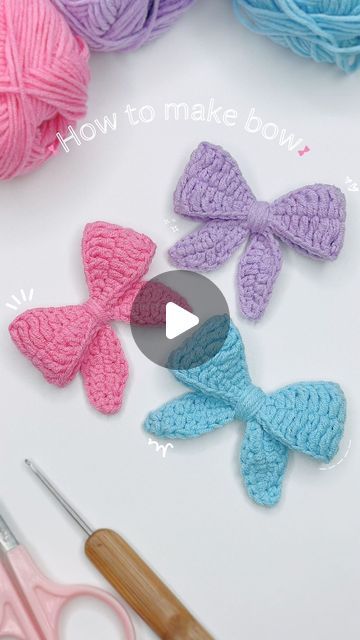 Amigurumi Patterns, Couture, Crochet Bow Stitch, Crochet Bow Tutorial Videos, Crochet Bow Scrunchie, Crochet Bow Applique, How To Make A Bow With Yarn, Small Crochet Bows Free Pattern, Crochet Bows Free Pattern Easy