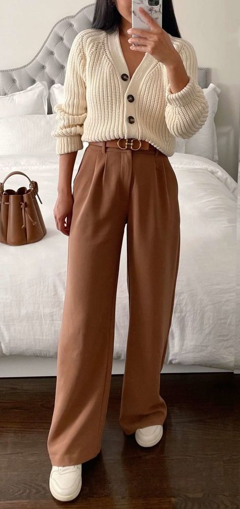 Fashion 60s, Business Casual Outfits For Work, Stylish Work Attire, Beige Outfit, Ținută Casual, Elegante Casual, Brown Outfit, Classy Work Outfits, Stylish Work Outfits