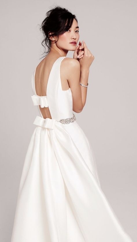 The way the back of this dress is just two simple bows. Wedding Lookbook, Dress Couture, Essense Of Australia, Top Wedding Dresses, Gorgeous Wedding Dress, Wedding Dress Trends, Elegant Wedding Dress, Wedding Dress Inspiration, Gorgeous Gowns