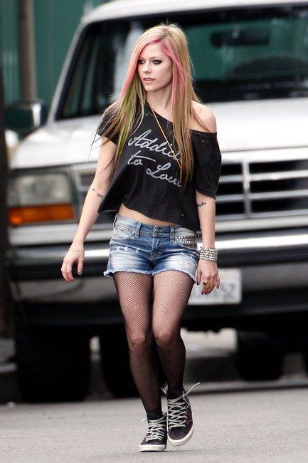 Avril Levine, Avril Lavigne Outfits, Ropa Punk Rock, 2000s Punk, Avril Levigne, Avril Lavigne Photos, Avril Lavingne, Avril Lavigne Style, Estilo Emo