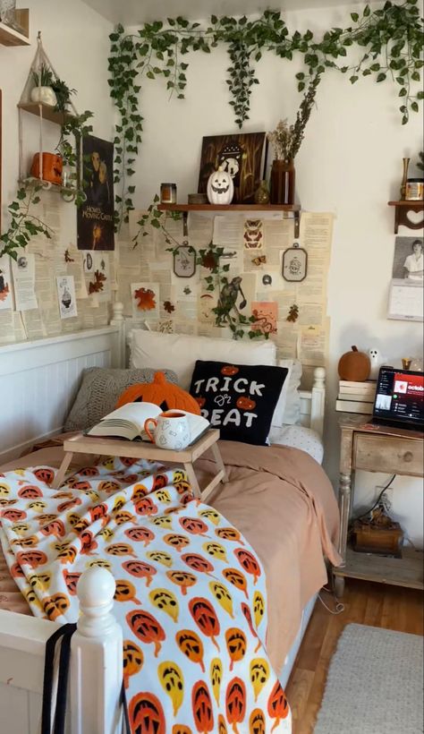 Simple Halloween Room Decor, Autumnal Room Decor, Dorm Fall Decorations, Autumn Dorm Room, Fall Themed Room Decor, Bedroom Decor Halloween, Fall Aesthetic Bedroom Decor, Room Inspo Halloween, Halloween Fall Bedroom