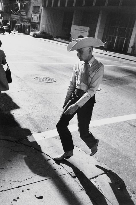 Garry Winogrand’s Lonely America | The Gallery | The New York Review of Books Diane Arbus, Garry Winogrand, Viviane Sassen, Bw Photography, History Of Photography, Photographs Of People, Famous Photographers, Foto Art, Street Photographers