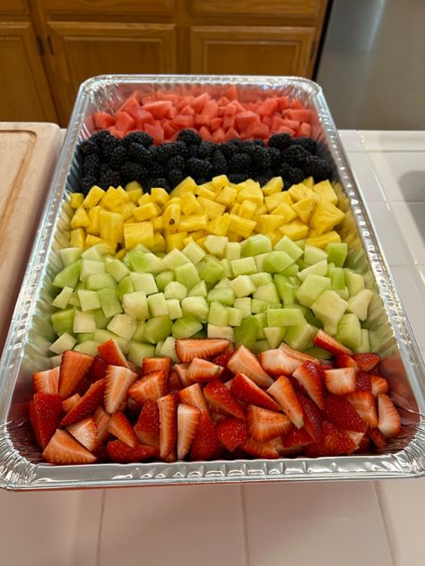 Tray Of Fruits, Salad For A Party Easy Recipes, Fruit Platter For Birthday Party, Birthday Party Salads, Fruits For Party Ideas, Party Food Aethstetic, Birthday Foods For Adults, Party Food Outdoor Summer, Pool Birthday Party Snacks