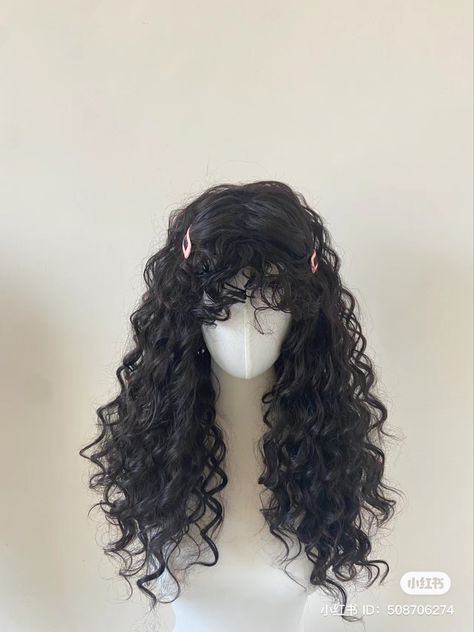 Curly Gothic Hairstyles, 1800s Hair Styles, Curly Hair Claim, Curly Hime Cut, Hairstyles Mannequin, Curly Hair Down, Character Hair Ideas, Peekaboo Curly Hair, Long Curly Hairstyles With Bangs