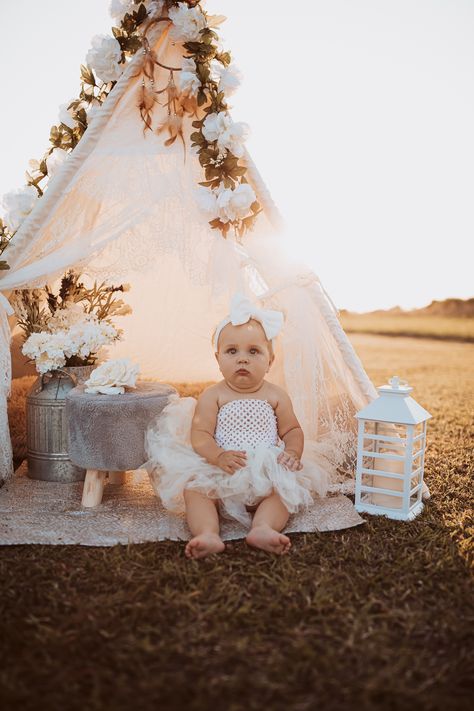 Boho Tent Photoshoot, Tent Photoshoot Ideas, Boho Teepee Photoshoot, Teepee Tent Photoshoot, Boho One Year Old Photoshoot, Boho First Birthday Photoshoot, Teepee Photo Shoot, Teepee Photoshoot, Teepee Photography