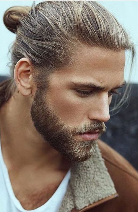 Inspiration for the #dragonshifter Kristofer in the #DragonFate series of #paranormalromances by #DeborahCooke Chris Hemsworth Man Bun, Bart Styles, Black Haircut Styles, Blonde Man, Man Bun Hairstyles, Mens Hairstyles With Beard, Men's Long Hairstyles, Beard Hairstyle, Man Bun