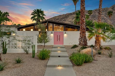 Palm Springs Landscaping, Palm Springs Homes, Mata Air, Palm Springs Architecture, Pink Front Door, Palm Springs Mid Century, Palm Springs House, Palm Springs Home, Alexander Home