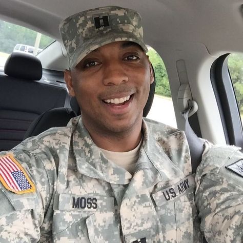 Derek Moss on Instagram: "#youngblackprofessional #Soldier #ArmyStrong #Captain #LeCaptain #YoungConservative #YoungProfessional #YoungBlackMan #FordTough #America #Murica #Merica" Black Army Men In Uniform, Guys Pictures Instagram, Military Man Pictures, Us Military Men, Soldier Man, Pictures Of Soldiers, Black Soldier, Us Army Soldier, Military Man